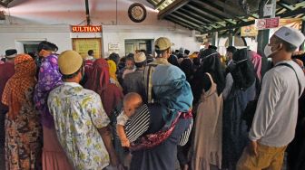 Sejumlah wisatawan memadati area wisata ziarah di makam Sultan Maulana Hasanudin di Kasemen, Serang, Minggu (7/6). [ANTARA FOTO/Asep Fathulrahman]