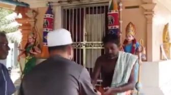 Viral Ustaz Keliling Bantu Kuil dan Keluarga Keturunan India saat Wabah