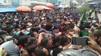 Ada Pembatasan Penumpang, Stasiun Rangkasbitung Disemuti Lautan Massa