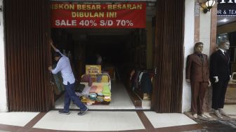 Sejumlah Toko di Pasar Baru Mulai Dibuka