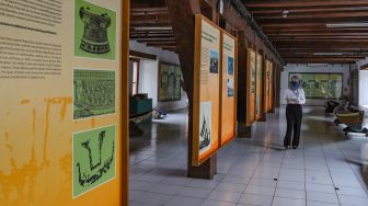 Pengunjung melihat serangkaian informasi di Museum Bahari, Jakarta Utara, Selasa (9/6). [Suara.com/Alfian Winanto]