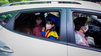 Siswa sekolah Stella Maris mengikuti acara kelulusan secara drive thru di Stella Maris School, Kelapa Dua, Kabupaten Tangerang, Banten, Selasa (9/6/2020). [ANTARA FOTO/Fauzan]
