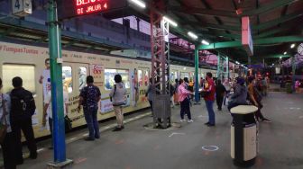 Hari Kedua Pulang Kerja PSBB Transisi, Stasiun Manggarai Masih Ramai