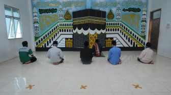 Sejumlah santri menjaga jarak saat Shalat Dzuhur di Pondok Pesantren Nurul Hidayah Al Mubarokah, Andong, Boyolali, Jawa Tengah, Senin (8/06/2020).  [ANTARA FOTO/Aloysius Jarot Nugroho]