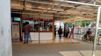 Menjelang Siang, Antrean di Loket Stasiun Depok Baru Berangsur Sepi