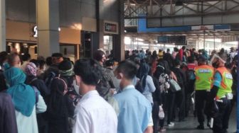 Penumpang KRL Jabodetabek di Stasiun Citayam Padat, Tapi Tertib