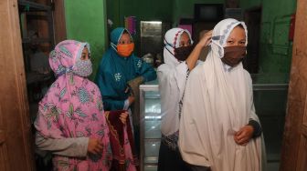 Sejumlah santri putri mengenakan masker saat akan Shalat Dzuhur di Pondok Pesantren Nurul Hidayah Al Mubarokah, Andong, Boyolali, Jawa Tengah, Senin (8/06/2020).  [ANTARA FOTO/Aloysius Jarot Nugroho]
