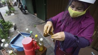 Pengalaman Penjual Jamu Keliling, Tidak Pernah Rugi Selama Pandemi