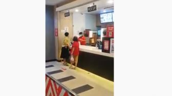 Mengingatkan Pelanggan untuk Pakai Masker, Pegawai KFC Malah Diludahi