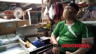 Anti Mainstream, Pedagang di Jember Pakai Masker dari Batok Kelapa