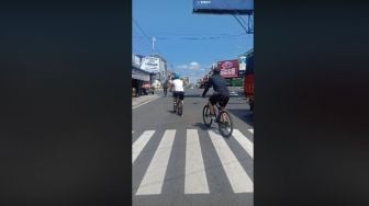 Pesepeda Terobos Lampu Merah, Netizen: Konvoi Sepeda Rasa Harley