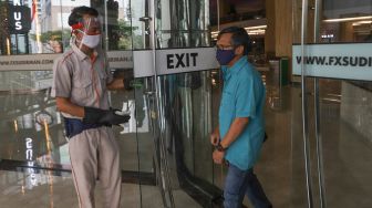 Petugas membersihkan lift saat simulasi pembukaan FX Sudirman, Jakarta Pusat, Selasa (9/6). [Suara.com/Alfian Winanto]