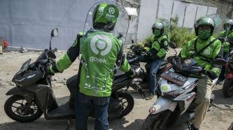 
Pengemudi ojek online mengenakan sekat pelindung saat menunggu penumpang di kawasan jalan Kendal, Jakarta, Rabu (10/6/2020).  [ANTARA FOTO/Galih Pradipta]
