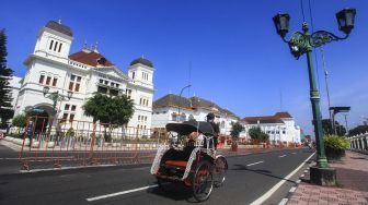 Pengemudi becak melaju di kawasan Titik Nol Km saat pandemi COVID-19 di Yogyakarta, Rabu (10/6/2020).  [ANTARA FOTO/Andreas Fitri Atmoko]
