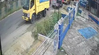Truk Pasir Basah Terekam CCTV Berjajar Parkir Sembarangan di Lebak