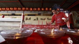 Seorang warga etnis Tionghoa sembahyang di Vihara Dharma Bhakti, Jakarta Barat, Kamis (11/6). [Suara.com/Angga Budhiyanto]