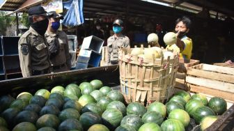 Dagangan Buah Membusuk, Pedagang Rugi Besar Pasar Krempyeng Gresik Ditutup