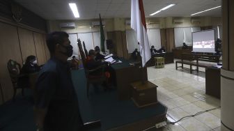 Suasana berjalannya sidang tuntutan kasus penyiraman air keras terhadap peyidik senior KPK Novel Baswedan dengan terdakwa Ronny Bugis (kiri) dan Rahmat Kadir Mahulette (kanan) secara virtual di Pengadilan Negeri Jakarta Utara, Kamis (11/6). [Suara.com/Angga Budhiyanto][Suara.com/Angga Budhiyanto]
