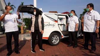 Kijang Innova Ambulance Diserahkan Toyota Kepada Pemda Karawang