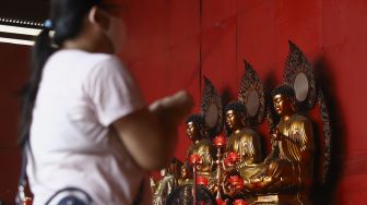 Seorang warga etnis Tionghoa sembahyang di Vihara Dharma Bhakti, Jakarta Barat, Kamis (11/6). [Suara.com/Angga Budhiyanto]