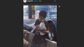 Viral Bocah Penjual Koran Tetap Membaca Sambil Jualan, Warganet Terenyuh