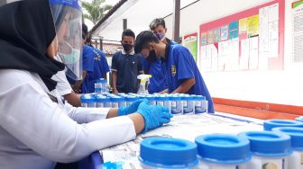 Warga Binaan Lapas Rangkasbitung Ramai-ramai Jalani Test Urine