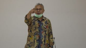 Ketua KPU Arief Budiman memanggil jajaran komisioner KPU untuk memulai konferensi pers tentang Pilkada serentak di Gedung KPU, Jakarta, Jumat (12/6). [ANTARA FOTO/Aditya Pradana Putra]