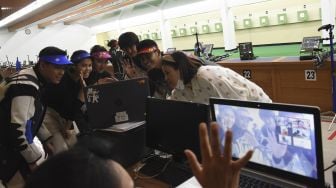 Sejumlah atlet Pelatnas cabang menembak menyapa rekannya dari layar monitor di sela mengikuti Kejuaraan Menembak secara Daring Perbakin di Lapangan Tembak Senayan, Jakarta, Sabtu (13/6). [ANTARA FOTO/Indrianto Eko Suwarso]