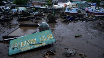 Suasana pemakaman yang tertimbun lumpur akibat terjangan banjir bandang di Kecamatan Bissappu, Kabupaten Bantaeng, Sulawesi Selatan, Sabtu (13/6). [ANTARA FOTO/Abriawan Abhe]