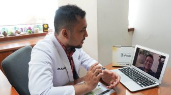 Dokter customer service Prodia saat melayani telekonsultasi dengan pelangan Prodia di Prodia Health Care, Jakarta, Jumat (12/6/2020). [Suara.com/Oke Atmaja]