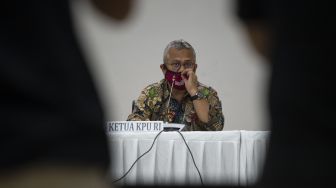 Ketua KPU Arief Budiman memberikan keterangan pers tentang Pilkada serentak di Gedung KPU, Jakarta, Jumat (12/6). [ANTARA FOTO/Aditya Pradana Putra]