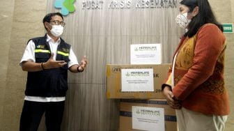 Herbalife Nutrition Serahkan Ratusan Donasi APD Untuk Rumah Sakit