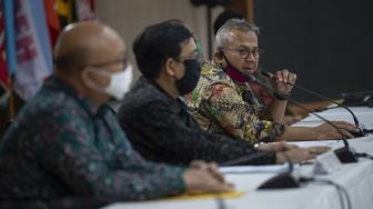 Ketua KPU Arief Budiman (kanan) didampingi jajaran komisioner lainnya memberikan keterangan pers tentang Pilkada serentak di Gedung KPU, Jakarta, Jumat (12/6). [ANTARA FOTO/Aditya Pradana Putra]