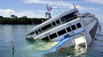 KMP Dharma Rucitra III di Dermaga 2, Pelabuhan Padangbai, Karangasem, Bali, Sabtu (13/6/2020). [ ANTARA FOTO/Fikri Yusuf]
