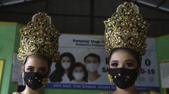 Dua penari dengan menggunakan masker bersiap berlatih di Sanggar Eschoda Management, Sukasari, Kota Tangerang, Banten, Sabtu (13/6). [Suara.com/Angga Budhiyanto]