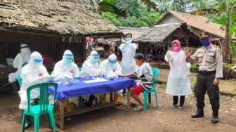 Ribuan Orang Ikut Makamkan Kiai di Banten yang Meninggal Positif Covid-19