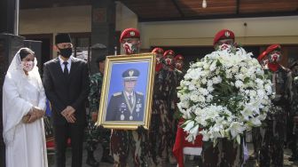 Ketua Umum Demokrat Agus Harimurti Yudhoyono (kedua kiri) bersama istri menghadiri upacara persemayaman almarhum Jenderal TNI (Purn) Pramono Edhie Wibowo di Puri Cikeas, Bogor, Jawa Barat, Minggu (14/6/2020).   [ANTARA FOTO/Asprilla Dwi Adha]