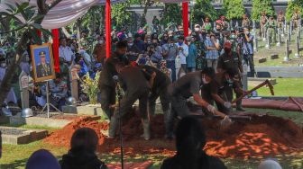 Proses penguburan jenazah saat upacara pemakaman mantan Kepala Staf TNI Angkatan Darat (KSAD) Letjen TNI Pramono Edhie di Taman Makam Pahlawan (TMP), Kalibata, Jakarta Selatan, Minggu (14/6). [Suara.com/Alfian Winanto]
