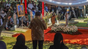 Sambutan keluarga saat upacara pemakaman mantan Kepala Staf TNI Angkatan Darat (KSAD) Letjen TNI Pramono Edhie di Taman Makam Pahlawan (TMP), Kalibata, Jakarta Selatan, Minggu (14/6). [Suara.com/Alfian Winanto]
