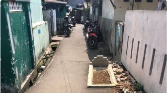 Viral Potret Kuburan di Jalanan Gang Sempit, Abdel: Itu di Depan Rumah Gue