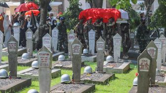 Anggota TNI melaksanakan upacara persemayaman almarhum Jenderal TNI (Purn) Pramono Edhie Wibowo di Puri Cikeas, Bogor, Jawa Barat, Minggu (14/6/2020). [ANTARA FOTO/Asprilla Dwi Adha]