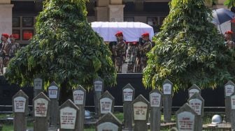 Proses penguburan jenazah saat upacara pemakaman mantan Kepala Staf TNI Angkatan Darat (KSAD) Letjen TNI Pramono Edhie di Taman Makam Pahlawan (TMP), Kalibata, Jakarta Selatan, Minggu (14/6). [Suara.com/Alfian Winanto]
