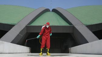 Petugas pemadam kebakaran menyemprotkan cairan disinfektan di Kompleks Parlemen, Senayan, Jakarta, Minggu (14/6/2020). [ANTARA FOTO/Puspa Perwitasari]