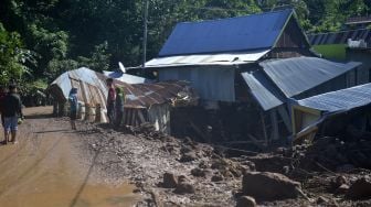 Warga melihat rumah yang rusak akibat bencana tanah longsor di Desa Rumbia, Kabupaten Jeneponto, Sulawesi Selatan, Minggu (14/6/2020).