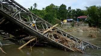 Mengerikan! Jembatan Ambruk Diterjang Banjir Bandang