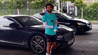 Baik Banget Mo Salah, Traktir Pelanggan yang Sedang Bareng Isi Bensin