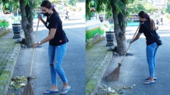 Viral Gadis Muda Penyapu Jalan Tak Malu Bantu Ibu, Ini Foto-fotonya