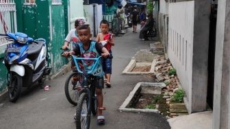 Sudah Dilarang, Warga Masih Buang Sampah di Kuburan Gang Pisangan Timur