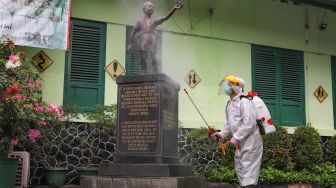 SDN 01 Menteng Tempat Obama Sekolah Disemprot Disinfektan