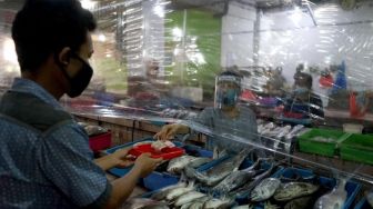 Cegah Corona dari Uang, Transaksi di Pasar Surabaya Wajib Pakai Nampan